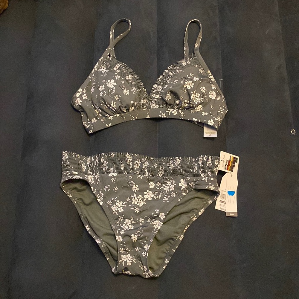 Green floral bikini. Size Small for top and bottoms!